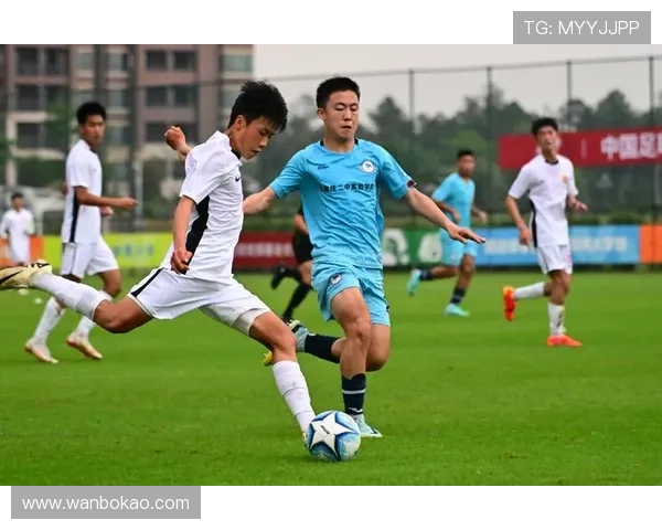 内向性格的足球明星们如何在赛场上展现自我与激情