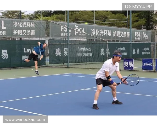 西安网球队的团队协作揭秘:网球巨献背后的默契与拼搏精神 西安网球队的团队协作揭秘:网球巨献背后的默契与拼搏精神