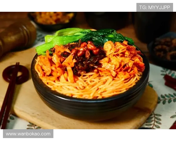 足球明星挑战美食极限螺蛳粉的独特魅力引发热议